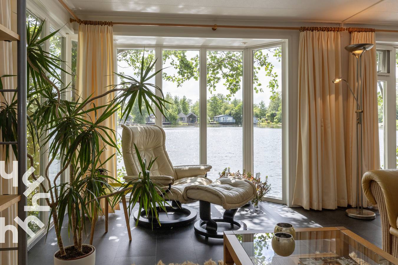 4 person chalet with its own deck on the Goudmeer near the Drents-Friese Wold in Oosterwolde, Friesland