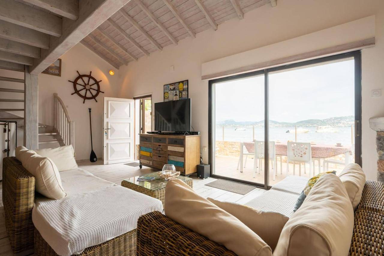 Villa exceptionelle les pieds dans l'eau in La Madrague, Hyeres