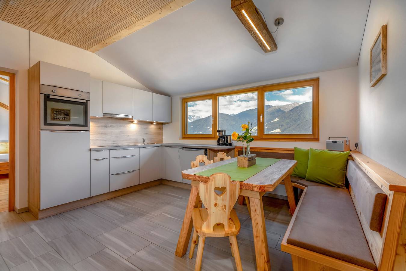 Ganze Wohnung, Ferienwohnung 'Vernalhof Apt Panorama' mit Bergblick, Gemeinschaftsterrasse und Wlan in Schluderns, Saldurkamm