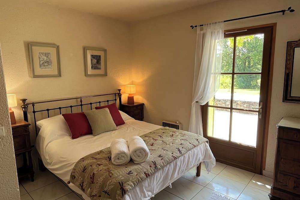 Hideaway Gite nestled under a magnificent 12th C. Chateau in beautiful Perigord in Biron, Périgord Pourpre