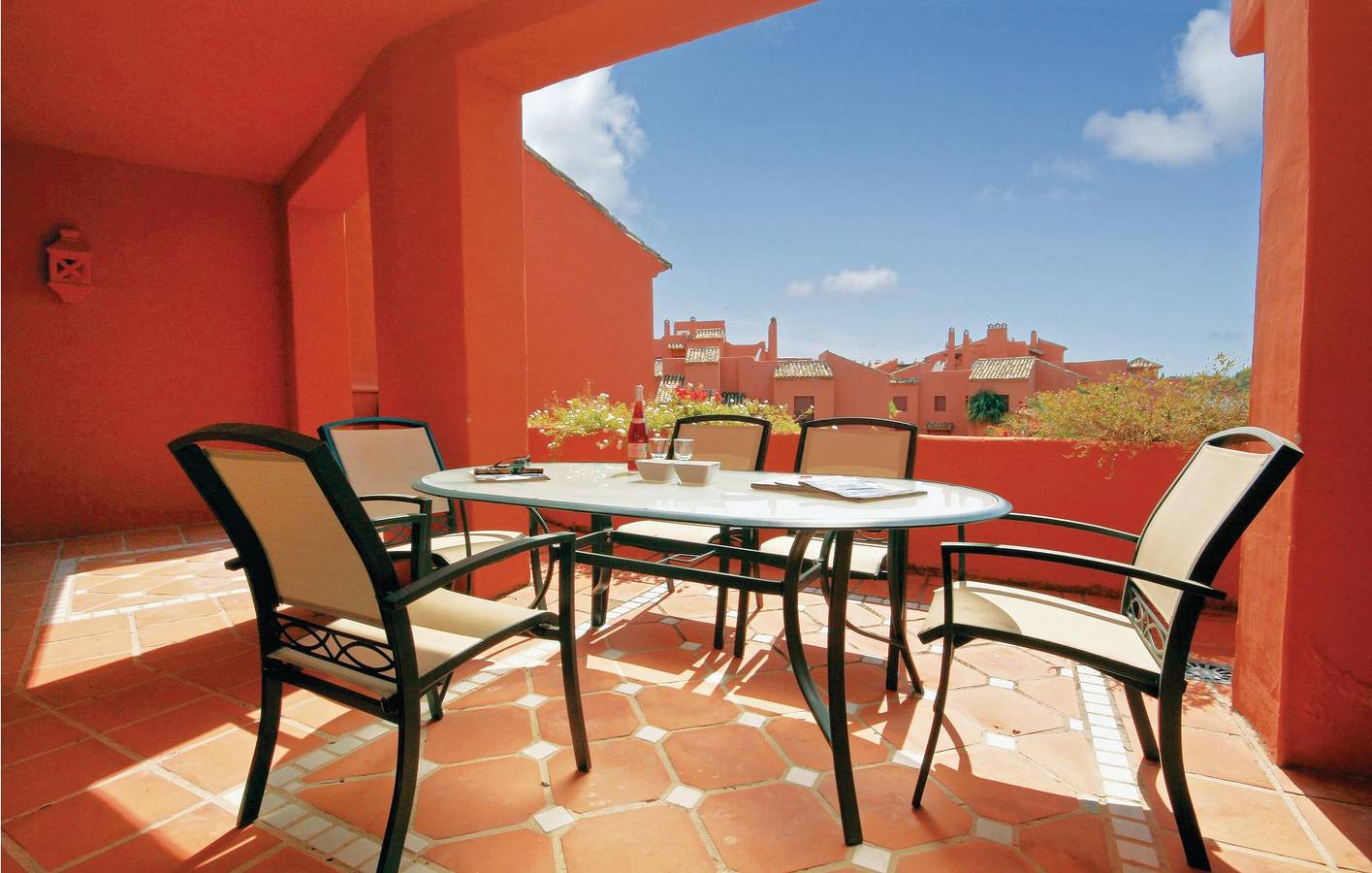 Appartamento intero, Appartamento vista mare con parcheggio, piscina e terrazza in Las Chapas, Marbella