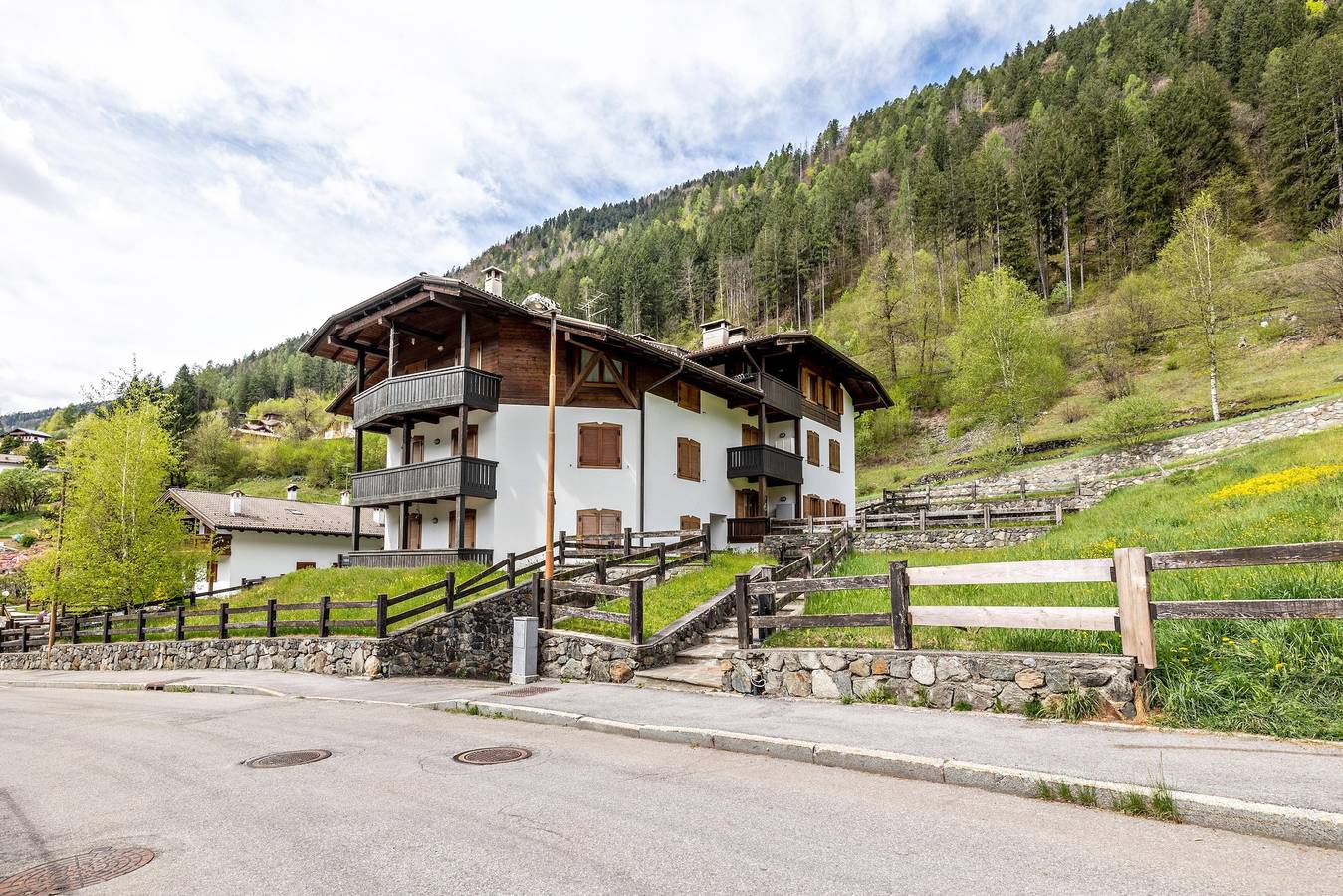 Ganze Wohnung, Ferienwohnung 'Collini Le Betulle' mit Bergblick, Privatem Garten und Balkon in Spiazzo, Adamello-Presanella-Alpen
