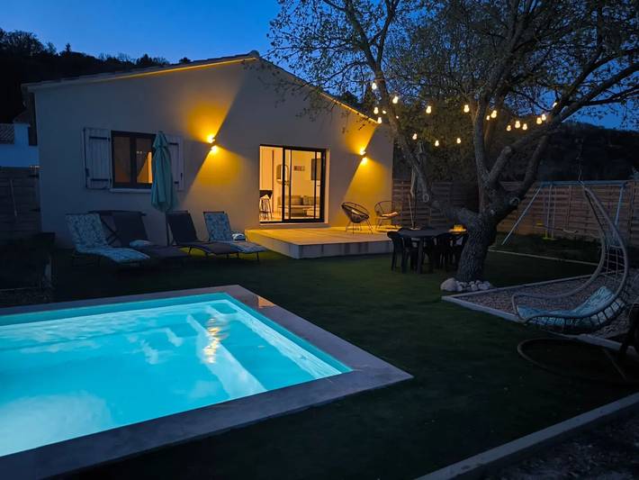 Location de vacances pour 6 personnes, avec terrasse ainsi que jardin et piscine à Saignon