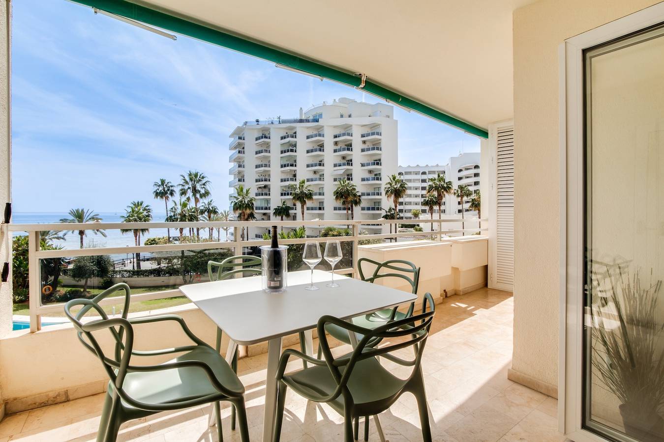 Apartamento entero, Apartamento 'Front Line Beach 2 Bedr' con vistas al mar, Wi-Fi y aire acondicionado in Playa de la Fontanilla, Marbella