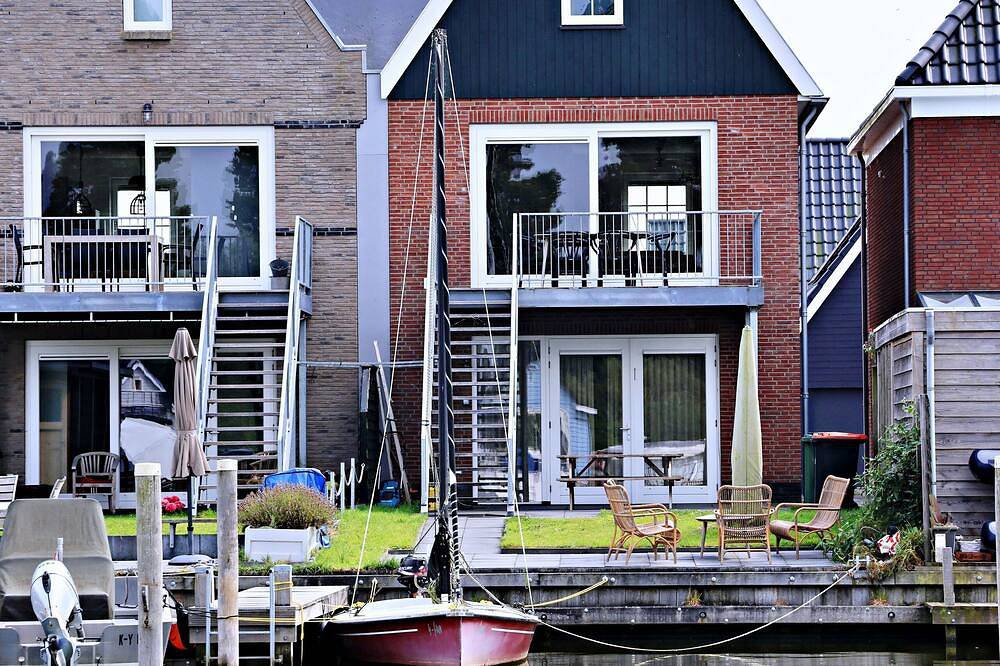 Modern huis met hoog terras & tuin aan privé vaarwater & aanlegsteiger in Stavoren, IJsselmeer
