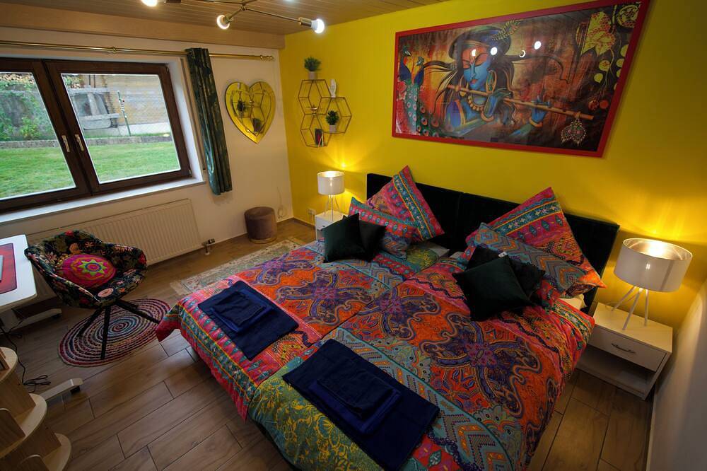 Ganze Wohnung, Stilvolles und Kunstvolles Apartment mit 400qm Garten & Massage und Ayurveda in Grainet, Šumava Mountains