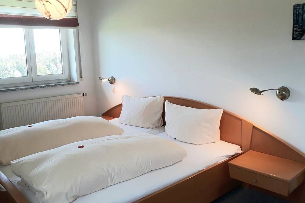 Ganze Wohnung, Ferienwohnung auf dem Bauernhof mit Balkon und Panoramablick direkt am Waldrand in Naila, Landkreis Hof