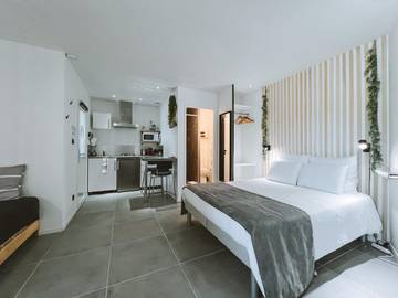 Gîte pour 4 personnes, avec jardin et vue, adapté aux familles à Laveyron