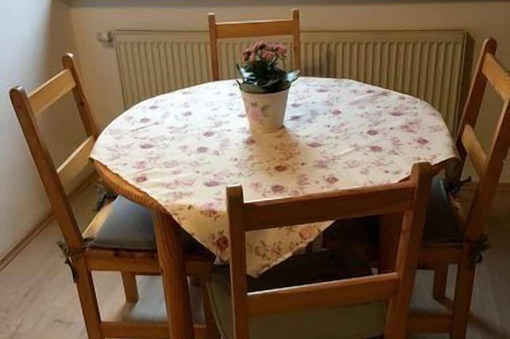 Ganze Wohnung, Gemütliche 24qm Ferienwohnung, kostenfreies Parken und Wlan, auf Anfrage Haustiere erlaubt in Nordheim am Main, Fränkisches Weinland