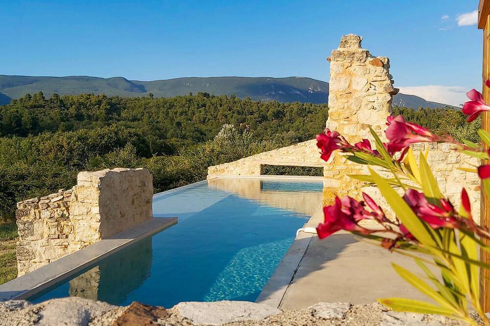 Ganze Wohnung, Remarkable architectural countryside appartment with far reaching views and pool in Villars, Regionaler Naturpark Luberon