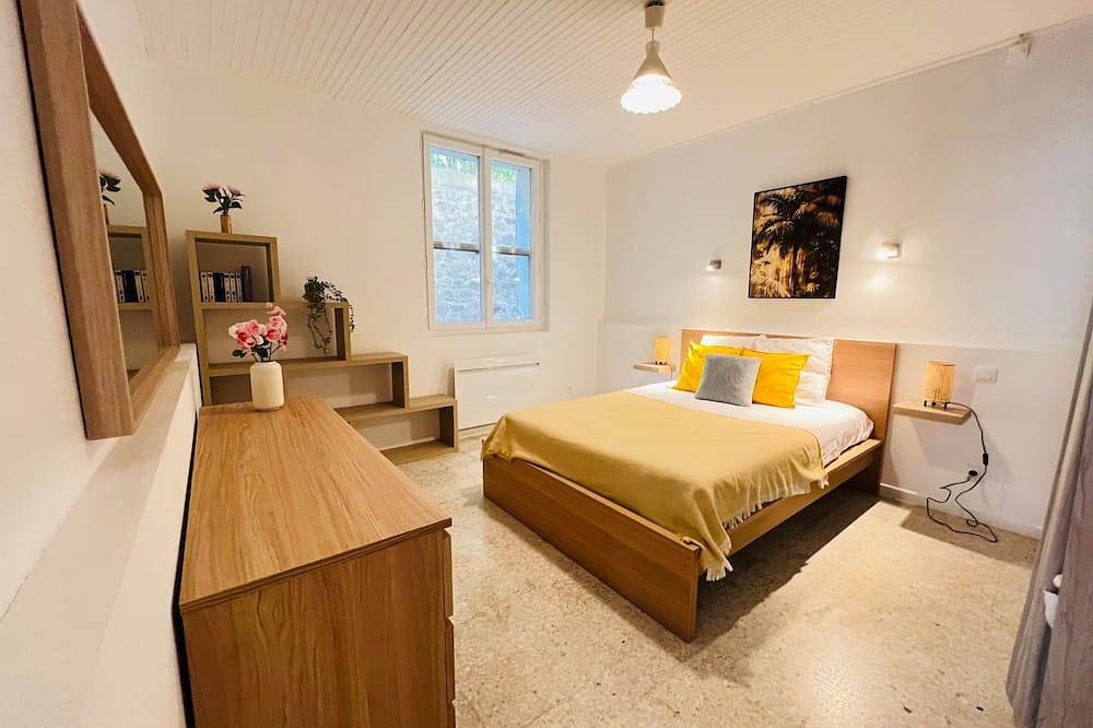 Appartement entier, Entre terre et mer, T3 face à la mer in La Madrague, Hyeres