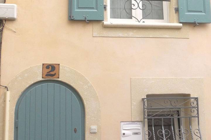 Ganze Wohnung, Renoviertes Dorfhaus, ruhige Terrasse, Parkplatz in Mèze, Mittelmeerküste (Frankreich)