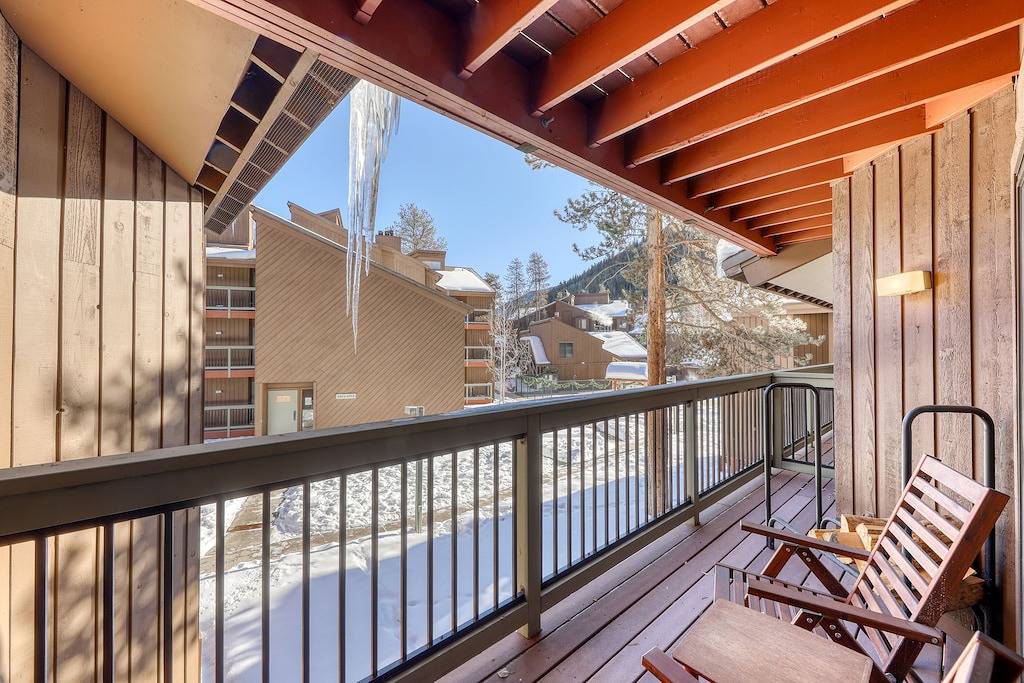 Ganze Wohnung, Gemütliche Wohnung mit eigenem Balkon, Gemeinschaftspool und Whirlpool - in der Nähe von Golf - Hunde Ok! in Arapahoe Basin