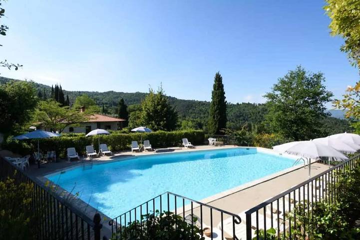 Ferienwohnung für 4 Personen, mit Balkon und Garten sowie Pool