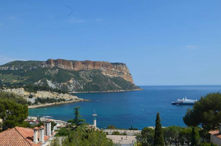 Ferienwohnung für 4 Personen, mit Balkon und Terrasse sowie Ausblick in Cassis