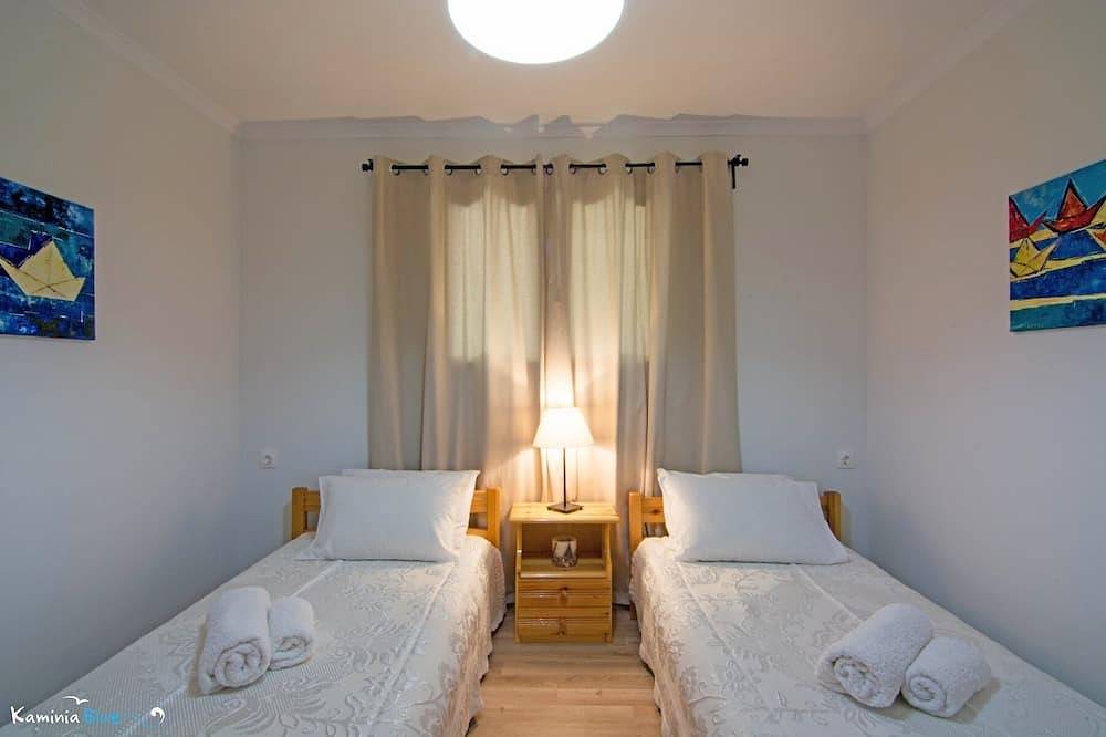 Cottage house with terrace & sea view, only 3' away from the beach in Grèce