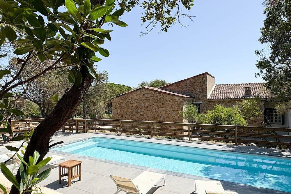 Villa Naomi , piscine, à 100 m de la plage in Abbartello, Olmeto