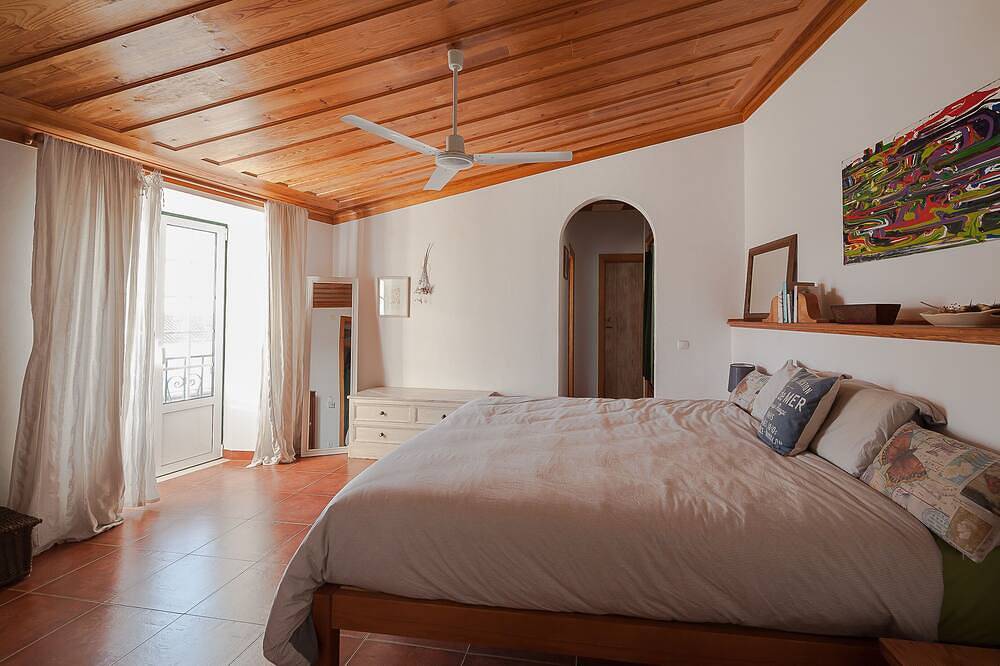 Maison de vacances confortable dans la vieille ville de Saõ Martinho, loin de la foule in Praia de São Martinho do Porto, São Martinho do Porto