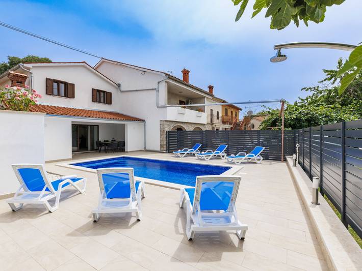 Ferienhaus für 4 Personen, mit Garten und Pool sowie Terrasse
