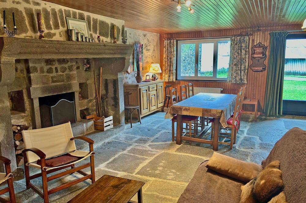 Appartement entier, Meuble de tourisme ** situé au coeur de la vallée de La Plane in Perpezat, Parc naturel régional des Volcans d'Auvergne