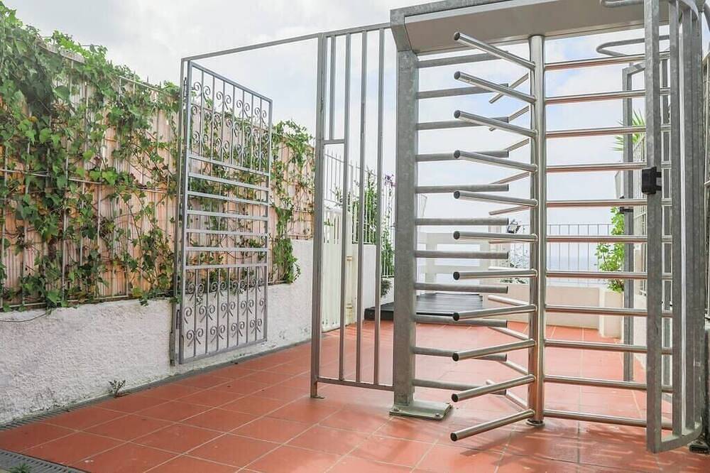 Entire apartment, Green Dream Studio by the beach by Trip2Portugal in Praia da Califórnia, Sesimbra