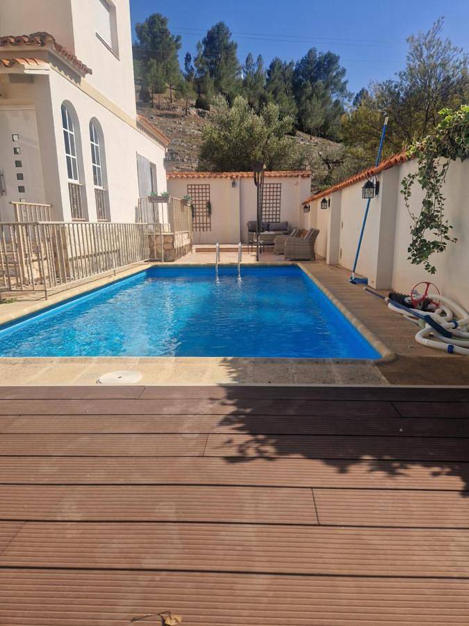 Chalet para 11 personas, con vistas además de terraza y piscina, Se admiten mascotas en Canal de Navarrés