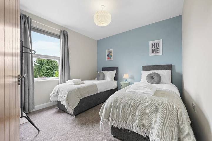 Modern 3 bed home ideally located close to Coventry City Centre, w/parking in Coventry, Birmingham Area