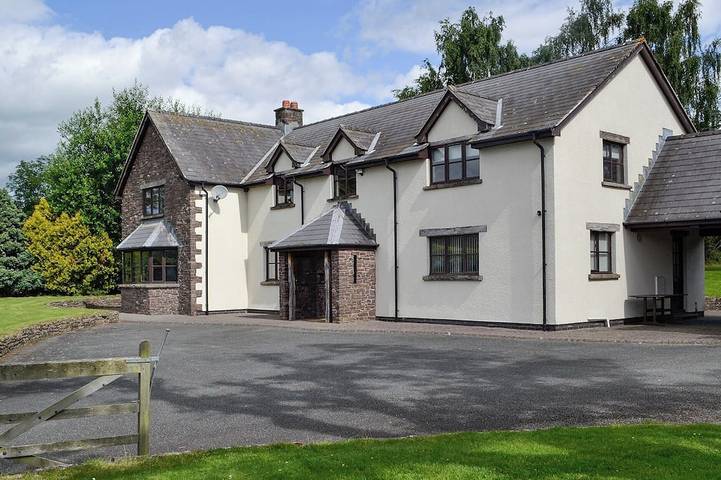 Log cabin for 12 people, with garden in Brecon