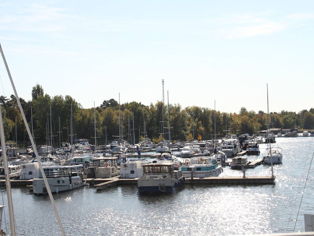Ganze Ferienwohnung, Boats & Yachts at Rechlin Marina by Kuhnle-Tours - Febomobil 720 Open - führerscheinfreies Hausboot in Rechlin, Müritz