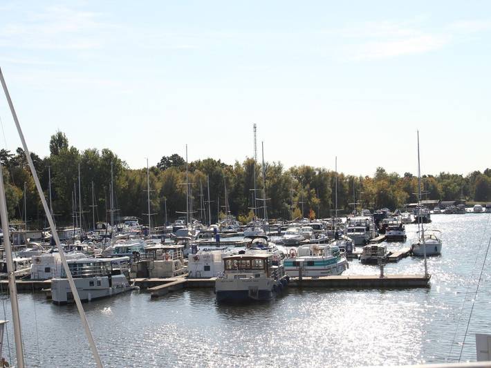 Boot für 5 Personen, mit Ausblick und Terrasse sowie Seeblick, mit Haustier in Mecklenburgische Seenplatte - 2