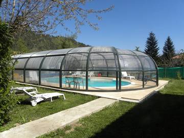 Gîte pour 46 personnes, avec jardin et sauna ainsi que terrasse et piscine dans Auvergne-Rhône-Alpes