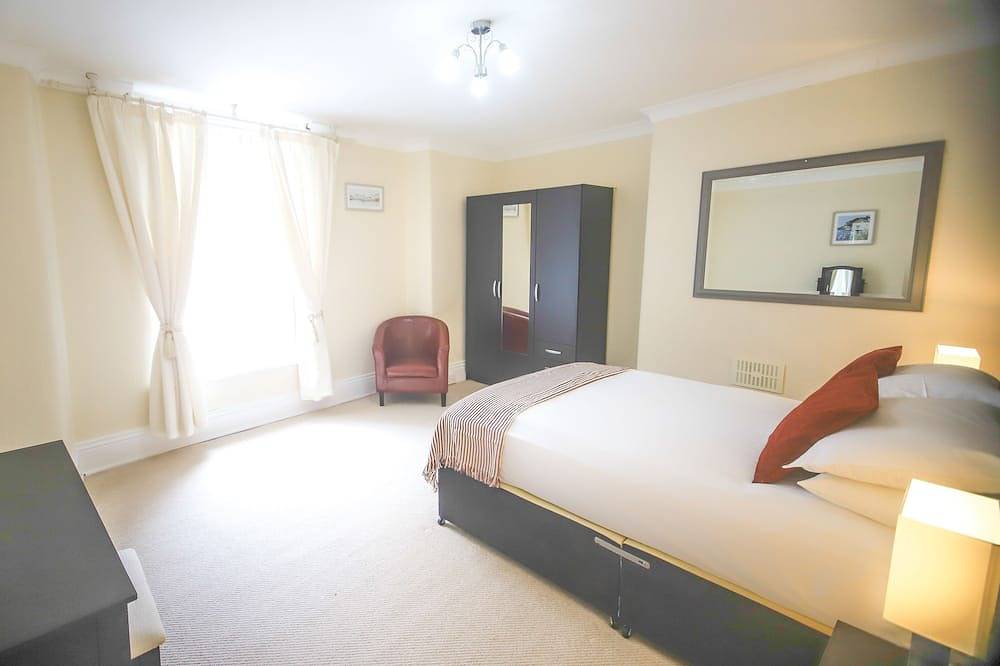 A 6 bedroom property, 2  minute walk to the sea front, beach and restaurants. in Teignmouth, Devon