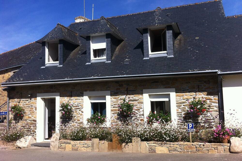 Appartement entier, Logement avec piscine proche des plages de sable fin et sentiers de randonnées. in Névez, Côte de Cornouaille