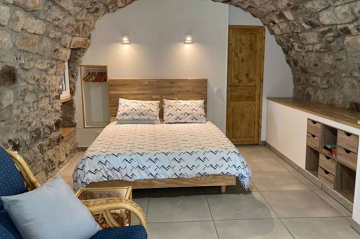 Gîte pour 2 personnes, avec jardin ainsi que terrasse et piscine à Payzac (Ardèche)