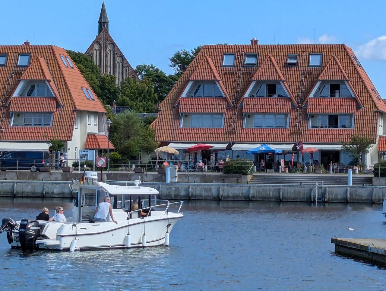 Entire apartment, An de Waterkant: Exklusive Wohnung mit Blick auf den Wieker Bodden und Hiddensee in Wiek, Ruegen