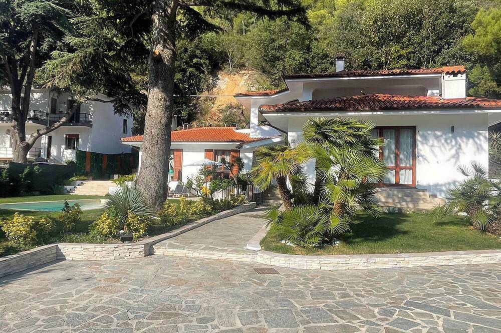 Appartamento intero, 2 bedroom apartment with private pool, tennis & padel, near the sea in Vallecrosia, Riviera di Ponente