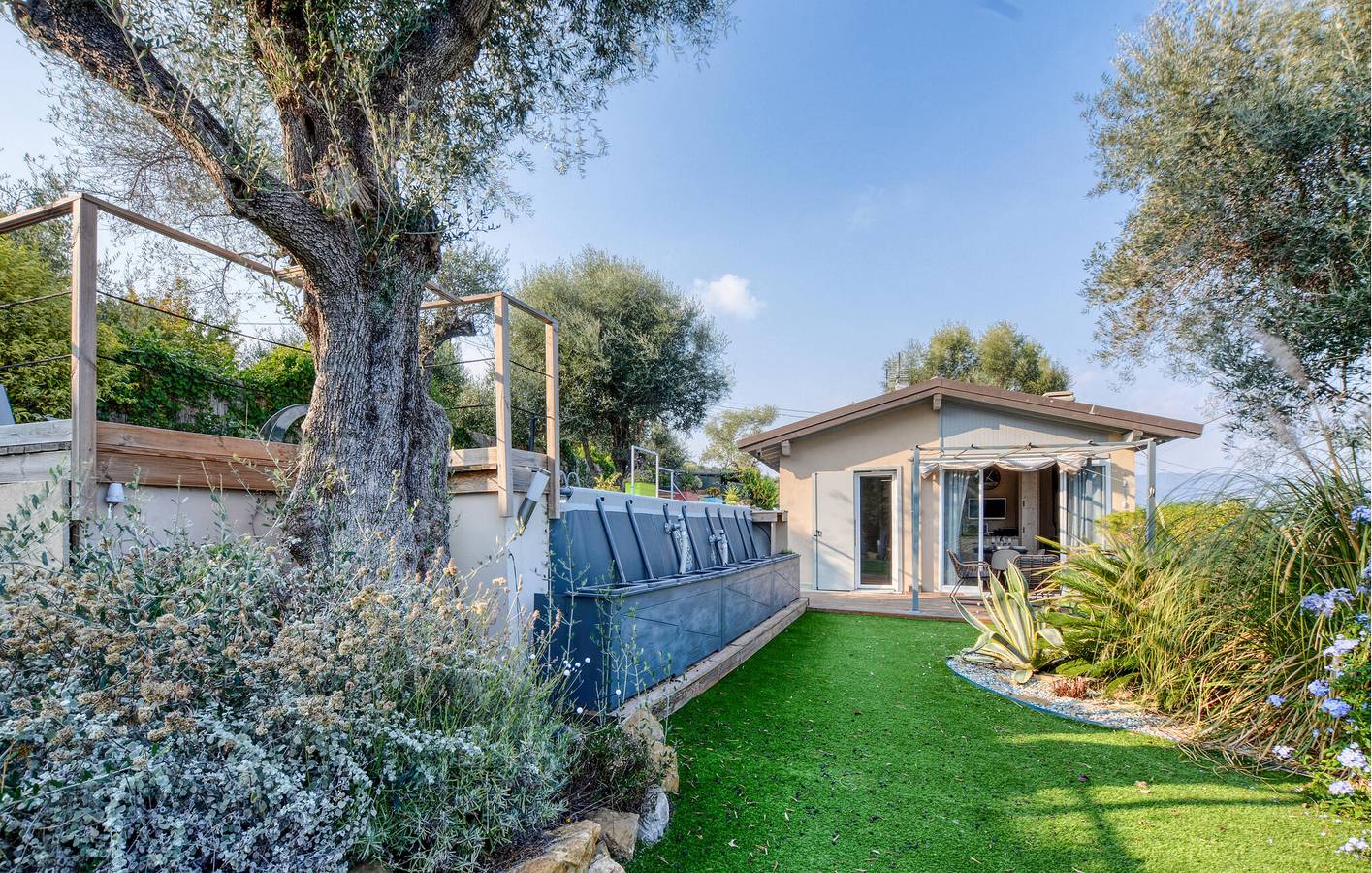 Apartamento con vistas al mar, piscina, WiFi y aire acondicionado, a 2,5 km de la playa in Gorleri, Diano Marina Municipio