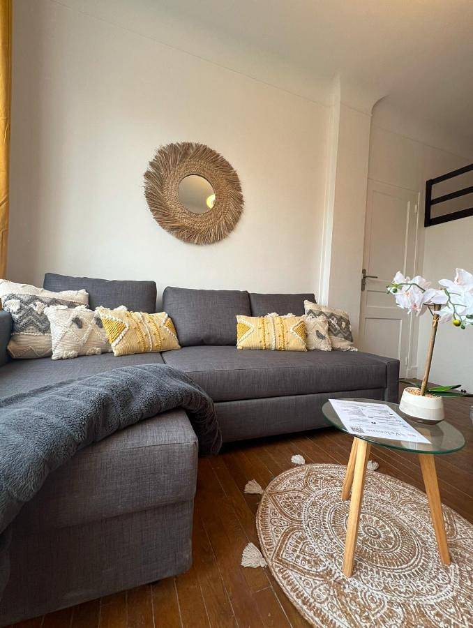 Appartement entier, Paris-Montrouge Magnifique Studio Appartement de 35m2 - très cosy pour 1 à 6 personnes refait à neuf - Entire Apartment Luxurious And Warm - Montrouge Paris 14ème - Proche Aéroport Orly & Parc Expositions Porte de Versailles Free Wifi Gratuit in Montrouge, Hauts-de-Seine