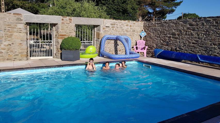 Gîte pour 2 personnes, avec Terrasse et Jardin ainsi que Piscine et Vue à Pordic
