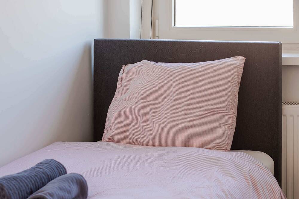 Ganze Wohnung, Modern 2Br Apartment near Rotterdam Central Station in Rotterdam, Südholland