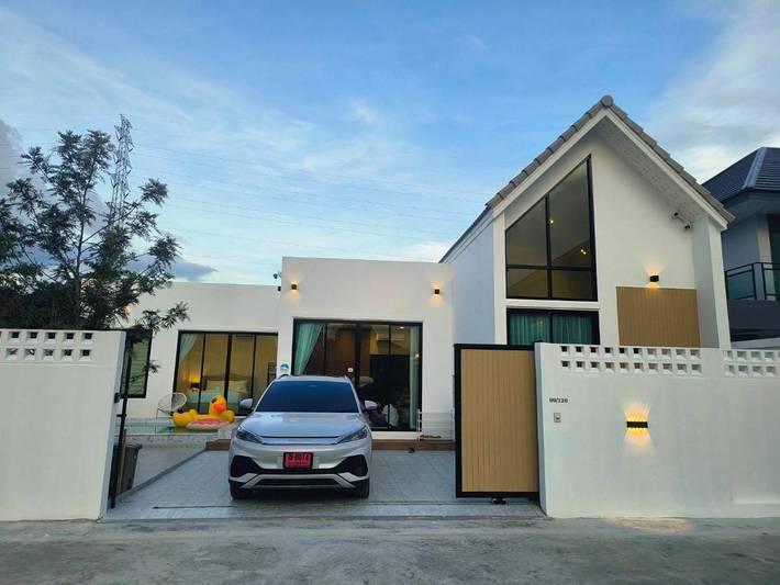 Location de vacances pour 12 personnes, avec vue ainsi que jardin et piscine dans Ban Bang Saen