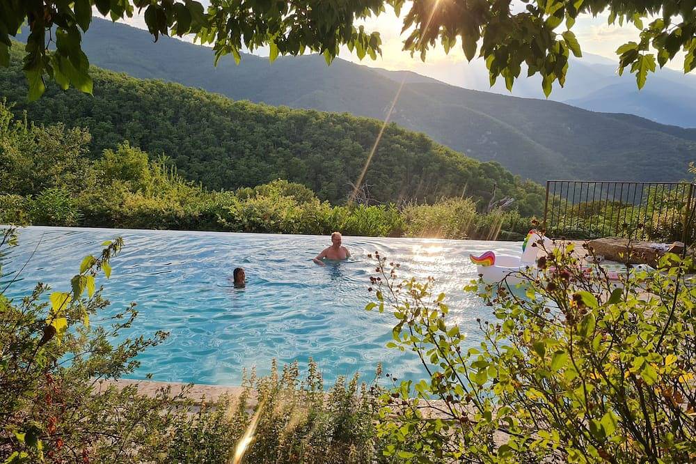 Family villa & retreat w/spring-fed, heated infinity pool on 50 acres near Céret in Céret, Mittelmeerküste (Frankreich)