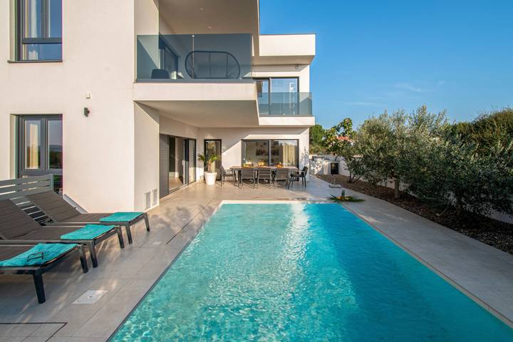 Villa pour 8 personnes, avec terrasse ainsi que jardin et piscine, animaux acceptés à Pomer - 3