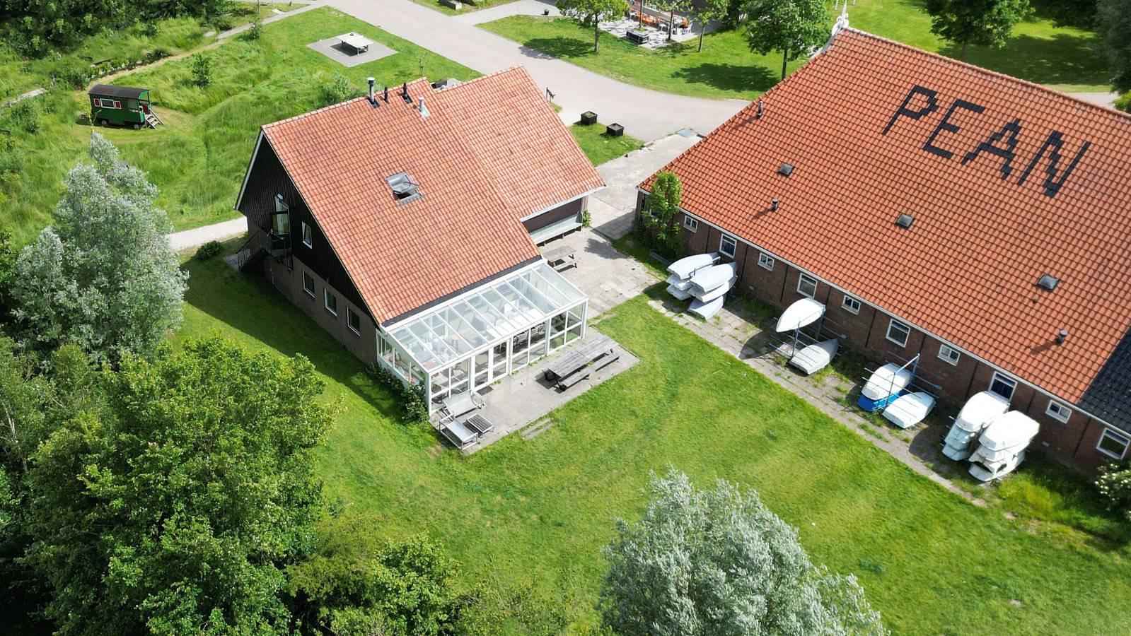 Pean-buiten — De Berch groepshuis aan het water voor 40 personen in Nationaal Park De Alde Feanen
