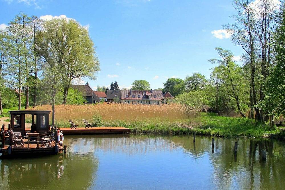 Ganze Wohnung, Moderne Ferienwohnung direkt am See - Terrasse + Angelmotorbootverleih in Strasen, Wustrow (Mecklenburgische Seenplatte)