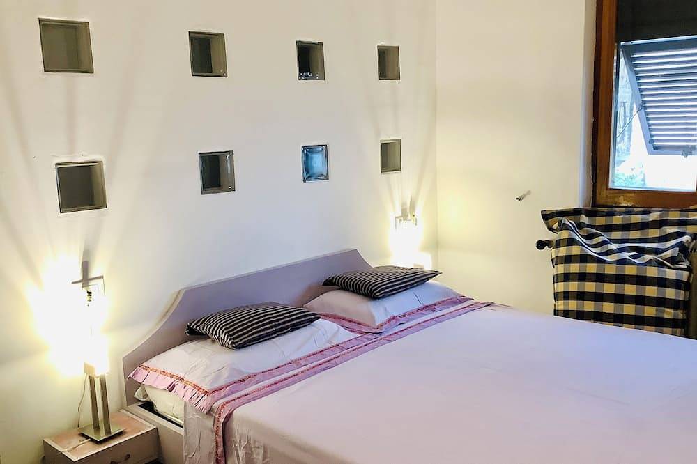 Artists' Villa,  4  bedrooms, large terrace, great views, Cinque Terre 40 min.! in Groppo (Sesta Godano), Sesta Godano