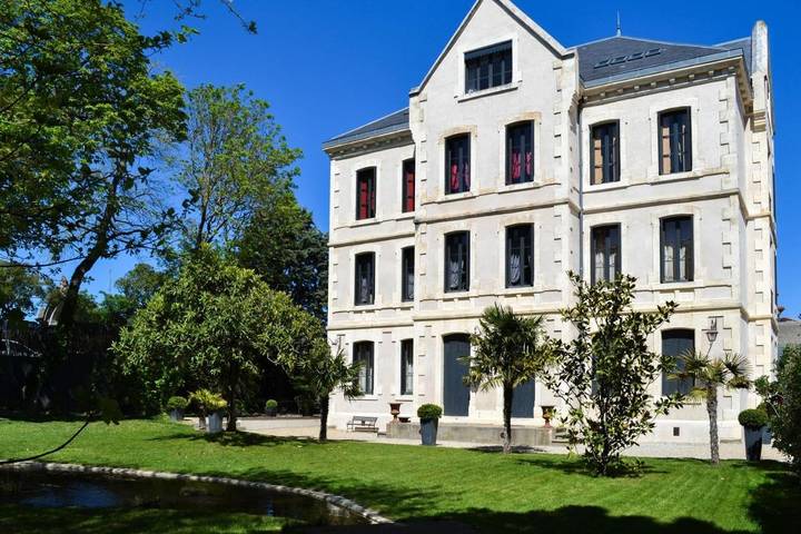 Chambre d’hôte pour 2 personnes, avec Jacuzzi et Terrasse ainsi que Jardin et Piscine