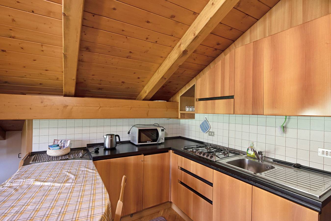 Entire studio, Studio 'Baita Campacc Pezzel' with Mountain View, Shared Garden and Wi-Fi in Livigno (Town), Livigno