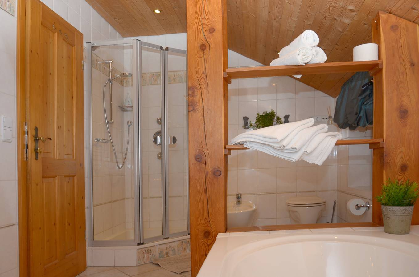 Ganze Ferienwohnung, Ferienwohnung Haus Wuhrbichl - Ferienwohnung- 8 Personen, 130qm, 3 Schlafzimmer, großer Balkon,  Wlan in Marquartstein, Bayerische Alpen
