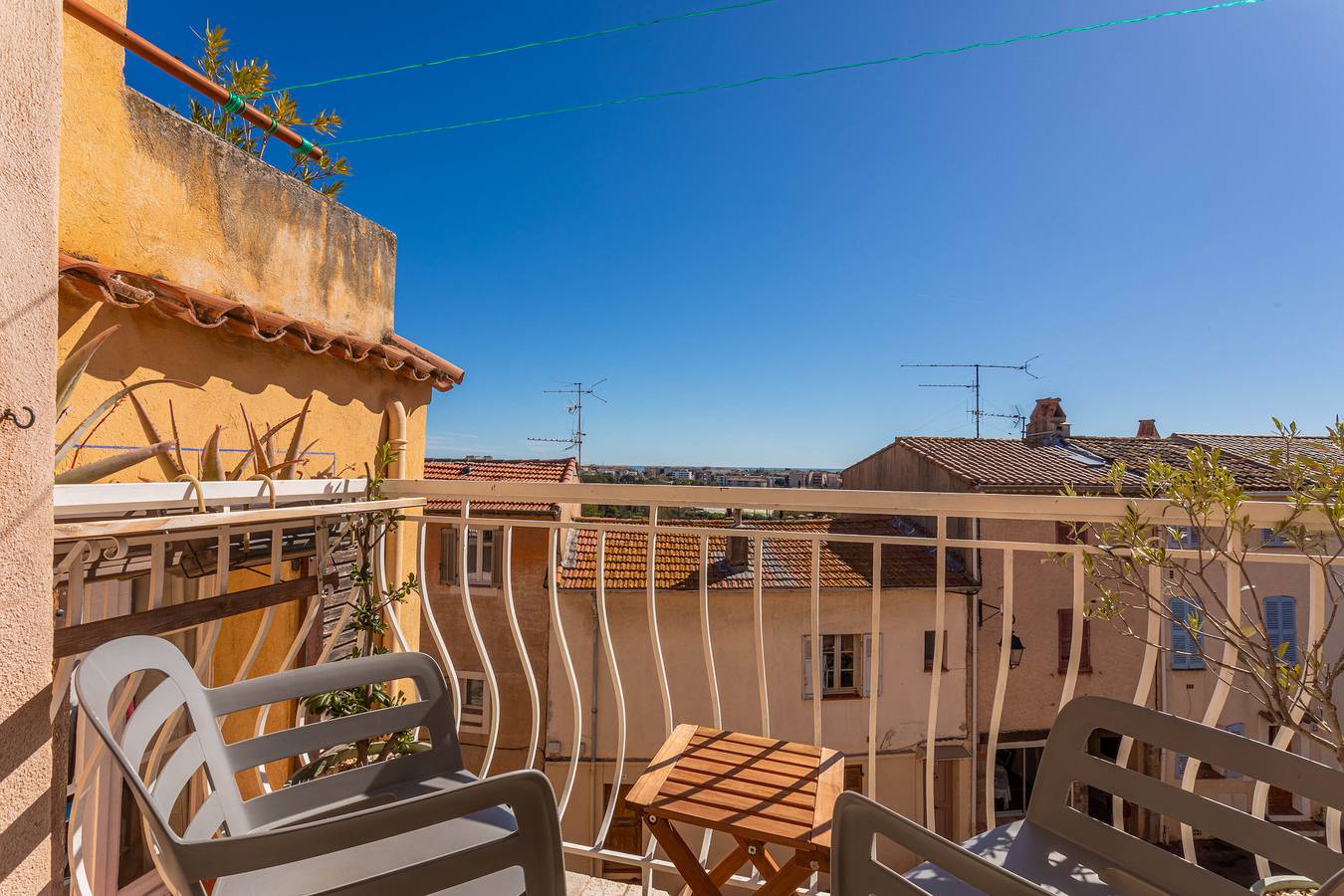 Ganze Wohnung, Ferienwohnung 'De Ville Fréjus' mit Meerblick, Balkon und Wi-Fi in Frejus, Draguignan Region